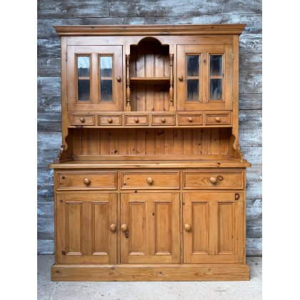 Vintage Farmhouse Style Pine Dresser Vintage Farmhouse Style Pine Dresser