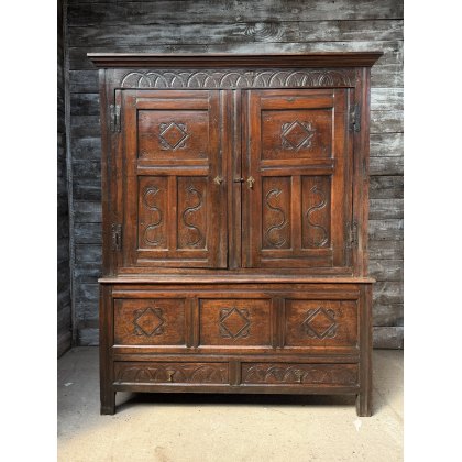 Antique English Early 18th Century Wardrobe Antique English Early 18th Century Wardrobe