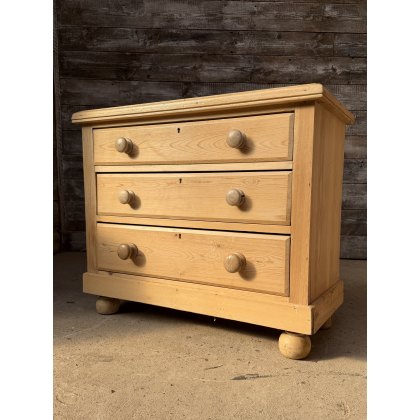 A Farmhouse Pine Chest Of Drawers A Farmhouse Pine Chest Of Drawers