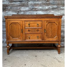 Early 20th Century Jacobean Style English Oak Sideboard Early 20th Century Jacobean Style English Oak Sideboard